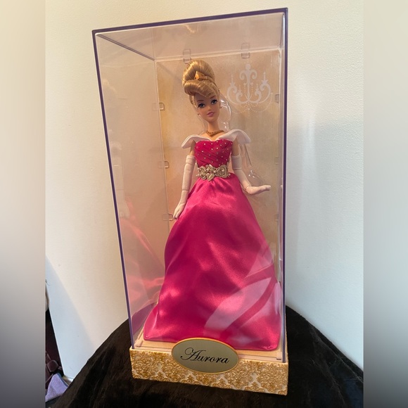 LE Rare 2011 Disney Designer Aurora - Picture 1 of 3